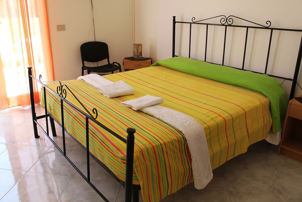 ROOM, DOUBLE OR TWIN BED