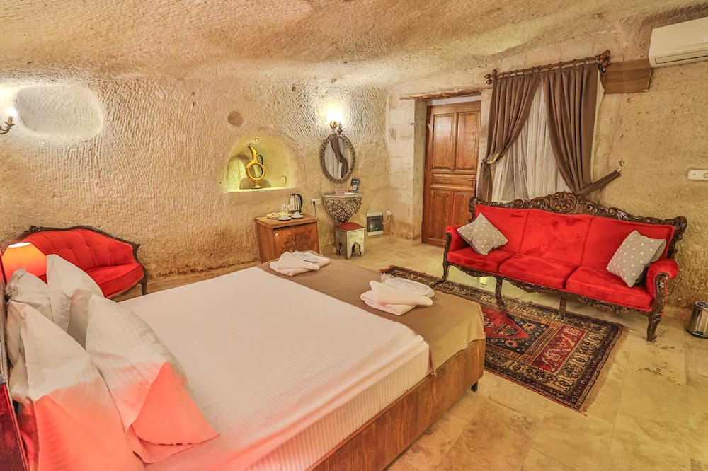CAVE, DELUXE, HOT TUB