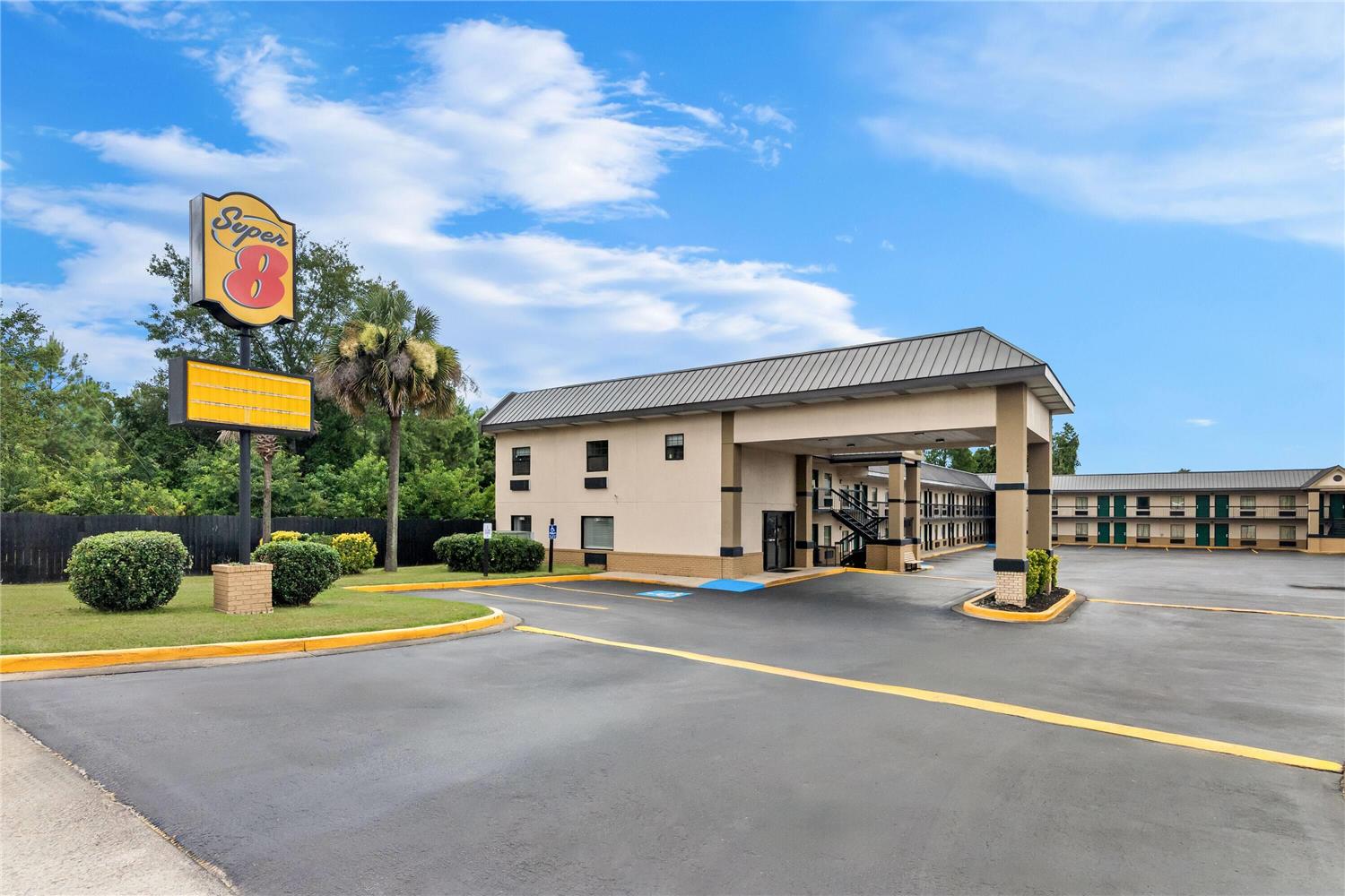 Super 8 by Wyndham Columbia 12/18