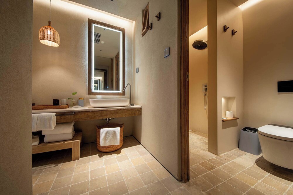 YUANLI HOTEL 49/50