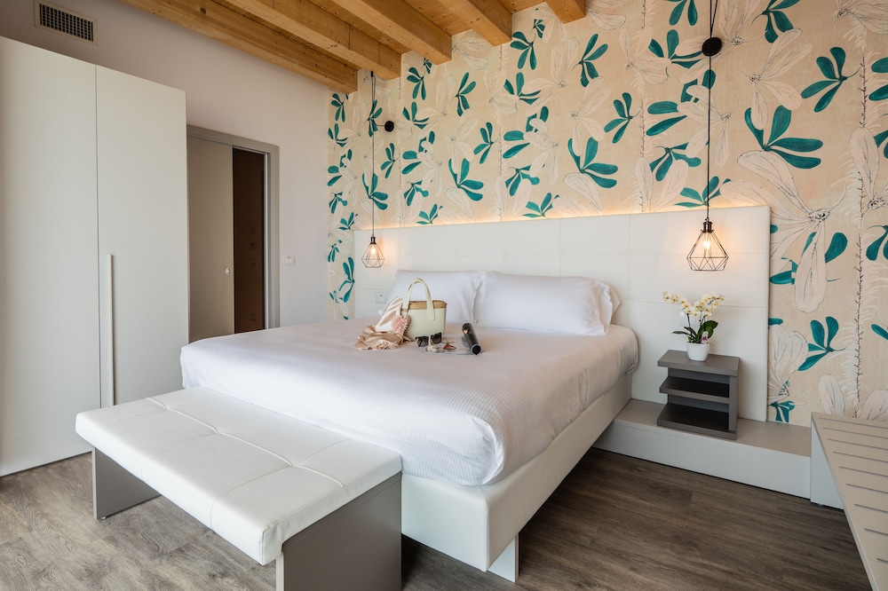 SUITE, PARTIAL OCEAN VIEW, TERRACE