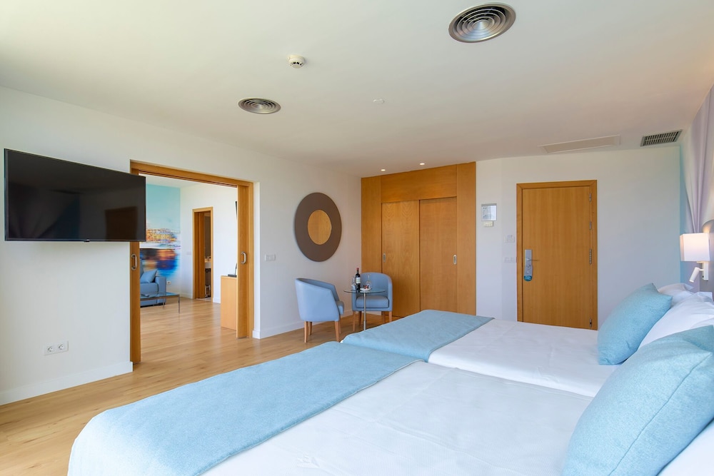 غرفة غراند ثلاثية بإطلالة على المدينة بشرفة، Hotel BCL Levante Club and Spa - Adults Only 2/6