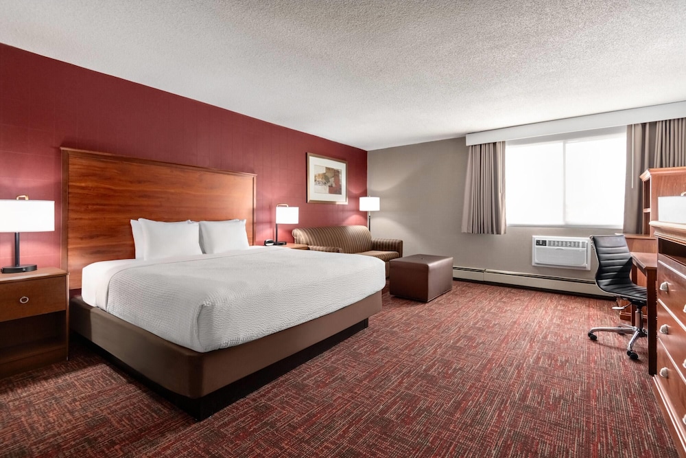 غرفة ديلوكس بسرير كينج، Ramada By Wyndham Grand Forks 4/10