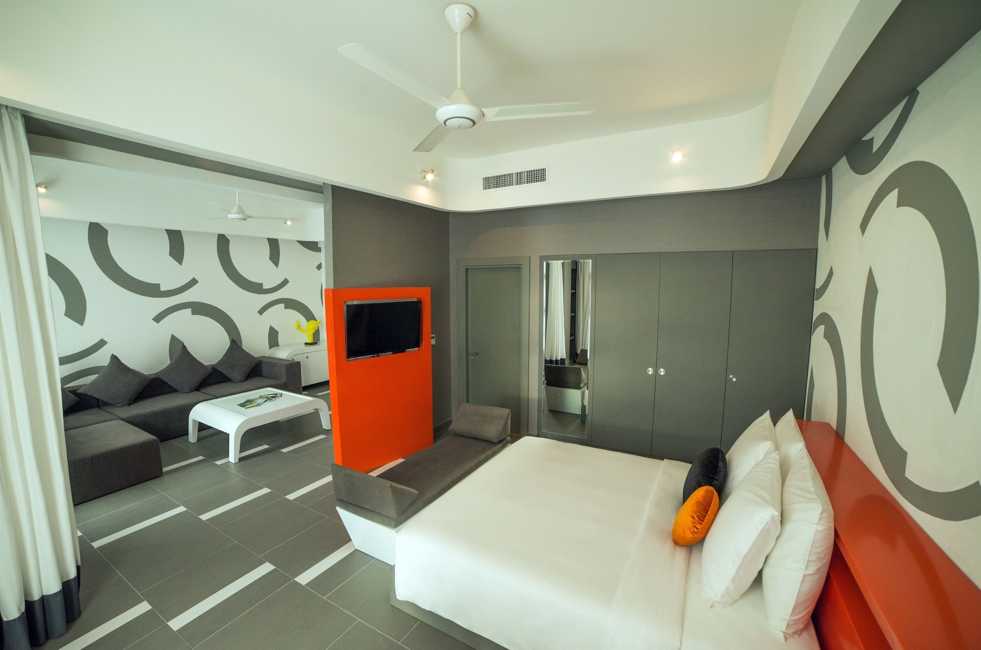 SUITE, KING BED, NO BALCONY