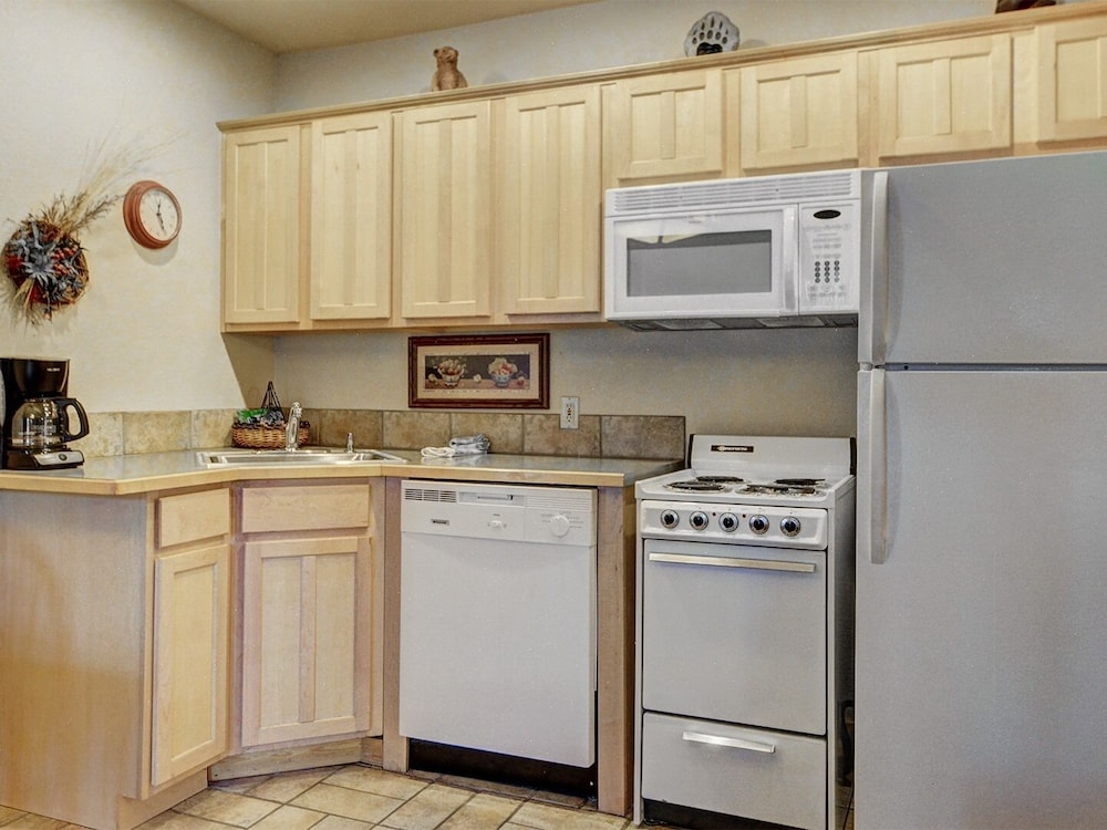 Eagle Fire Lodge Cabins 13/75