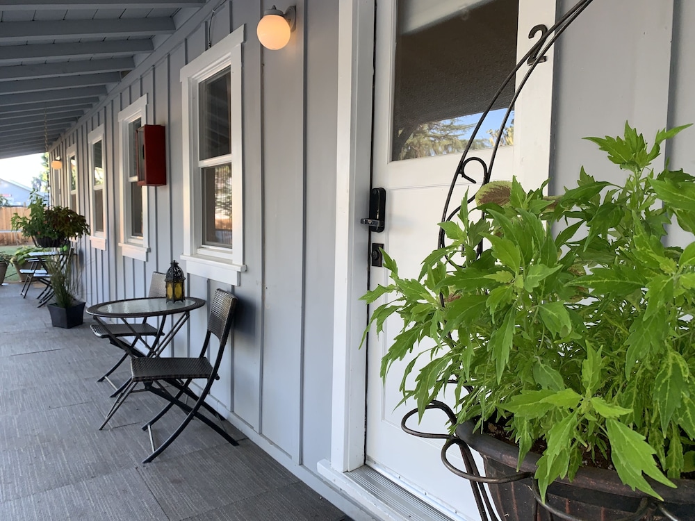 The Pines Motel and Cottages 34/73