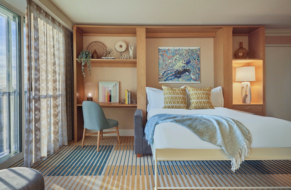 Pacific, Suite, King Bed, Murphy Bed