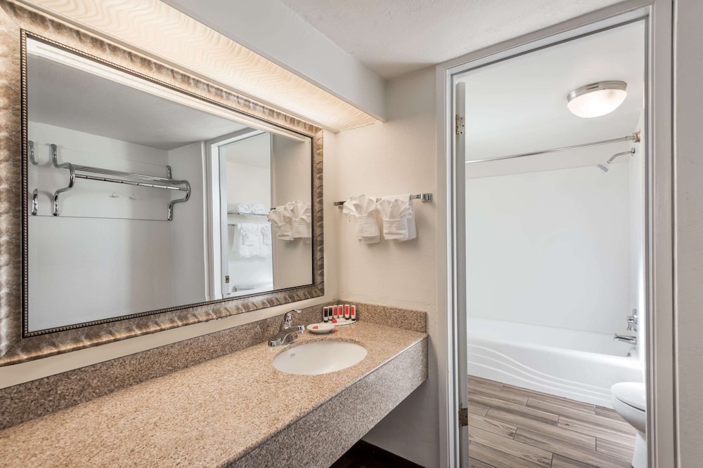 Days Inn & Suites by Wyndham Lodi 36/36