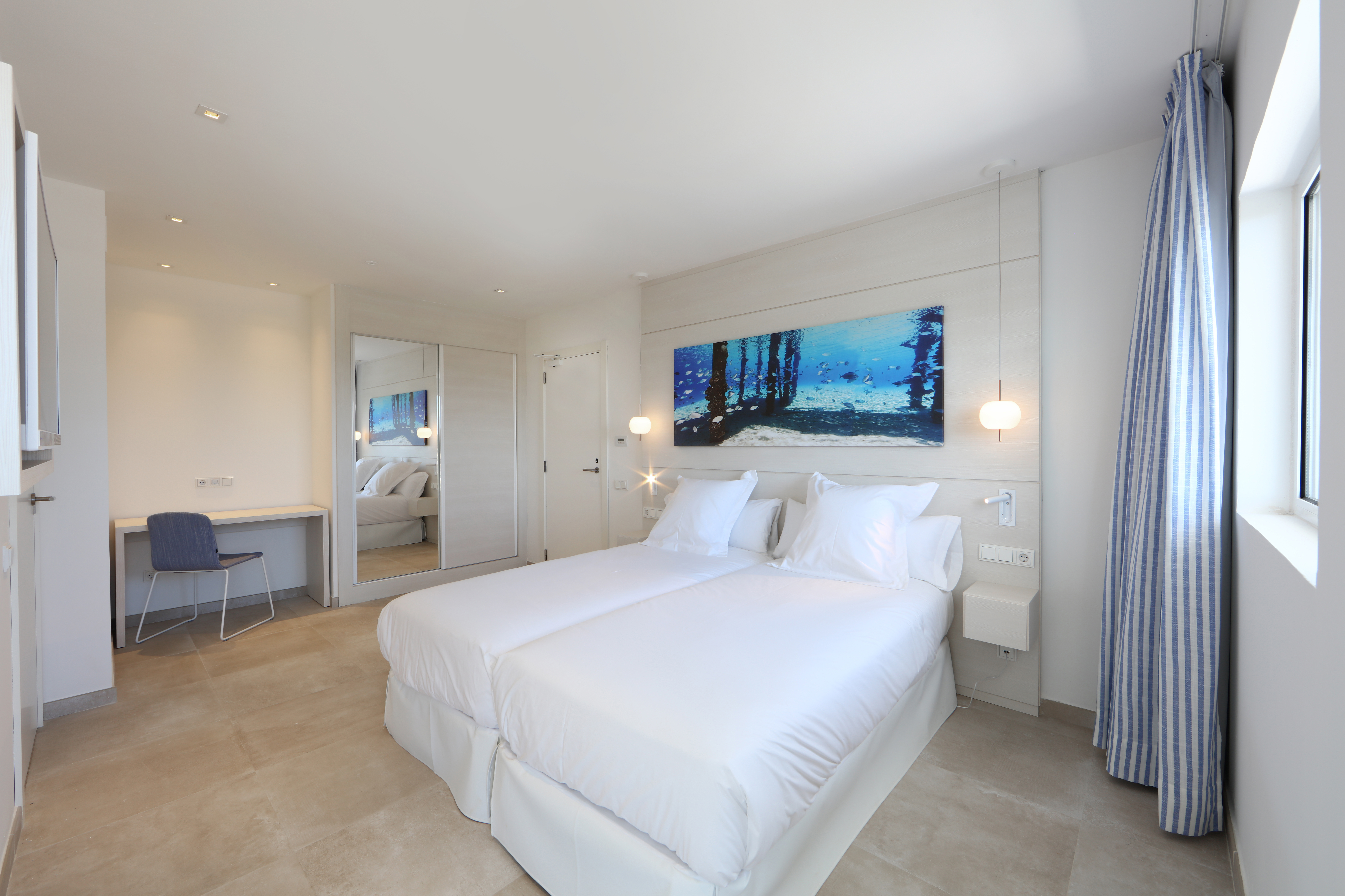ROOM, DOUBLE BED