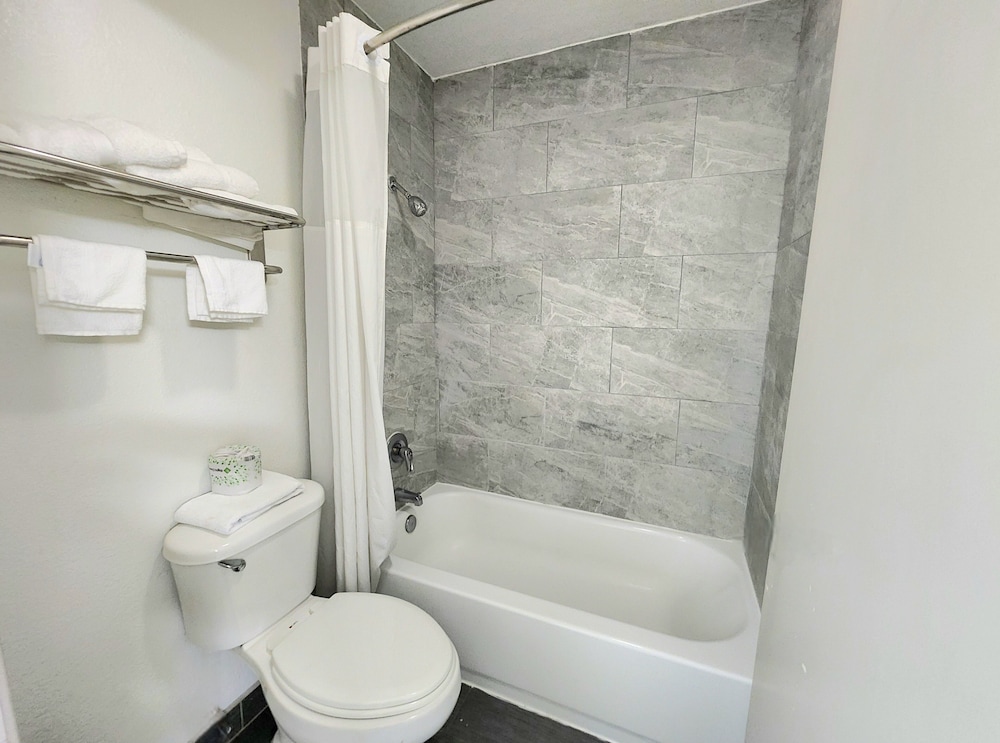Room, King Bed, Accessible, Days Inn by Wyndham San Antonio Southeast/Frost Bank Center 8/9