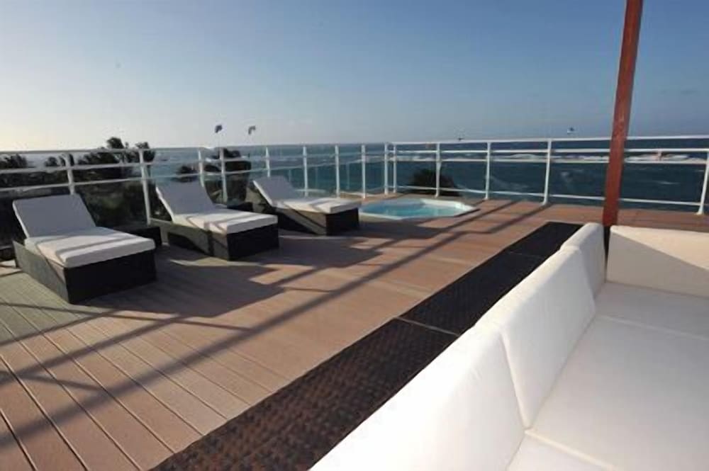 WATERMARK LUXURY OCEANFRONT ALL SUITE HOTEL 34/56