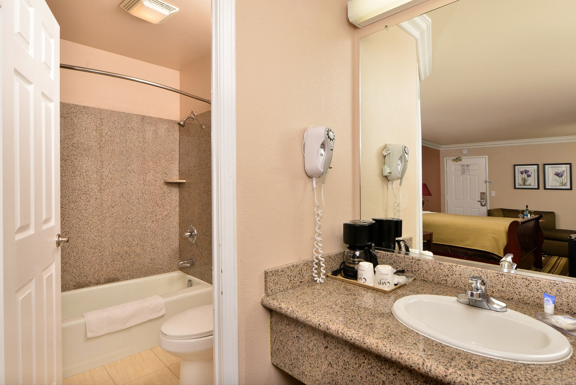 جناح بسرير كوين بحوض استحمام، Americas Best Value Inn And Suites San Francisco Airport North 2/3