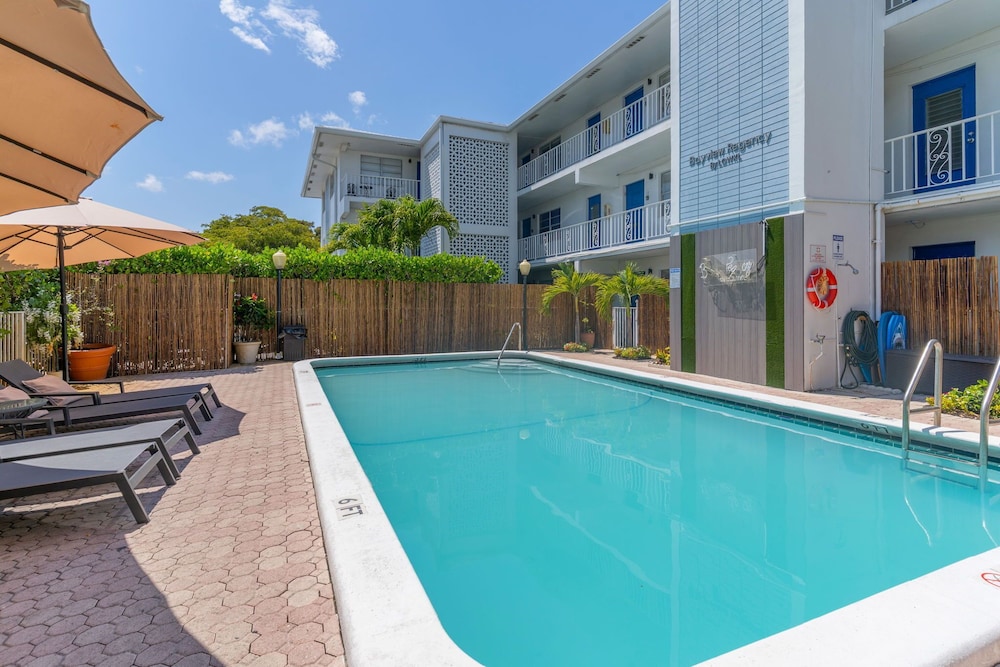 Bayview Regency Apartments By Lowkl 42/50