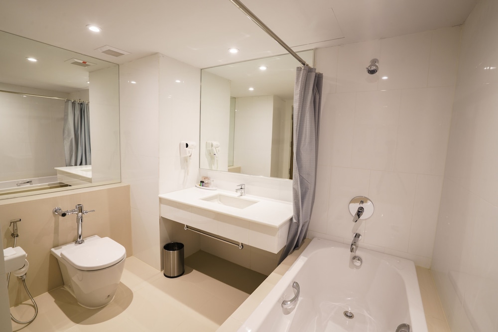 New Season Square Hotel 37/39