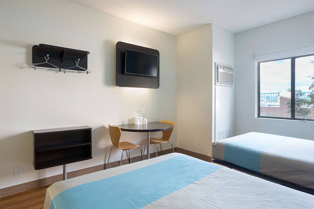 غرفة بسريرين مزدوجين بحوض استحمام لذوي الإعاقة، Motel6 Page, AZ 10/10