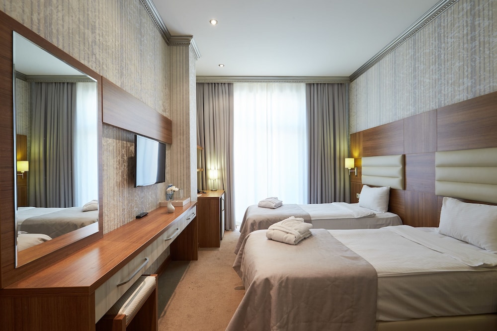 Boulevard Side Hotel 34/73