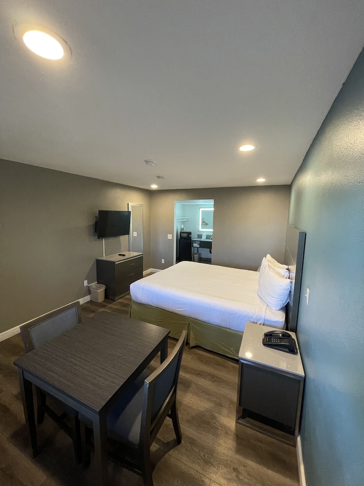 Hotel Milagro (ex Highway Inn Chula Vista) 17/25