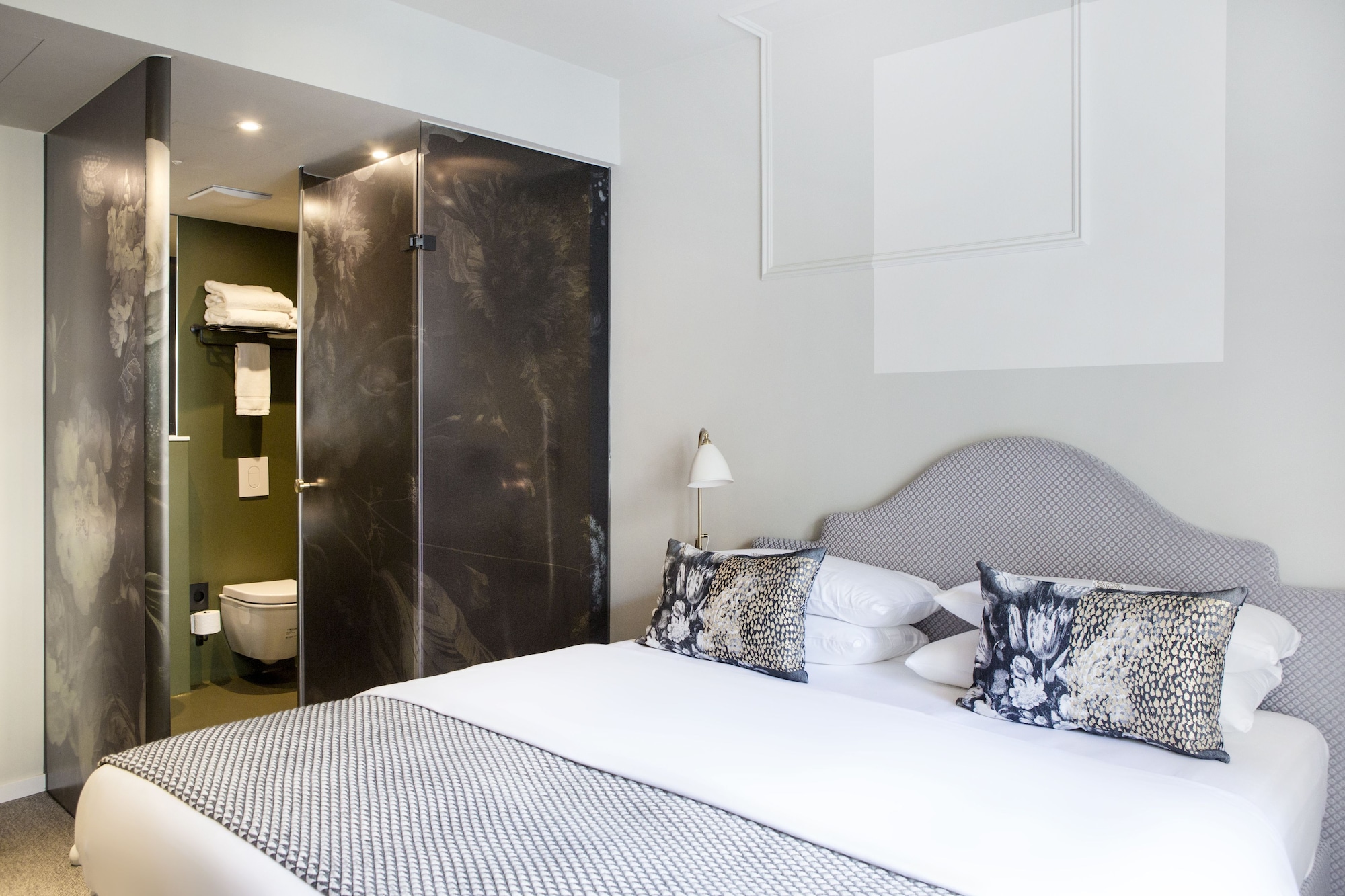 CITY, SINGLE, QUEEN BED