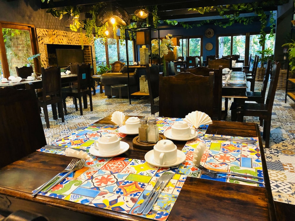 Shangri-La Country Hotel 37/50