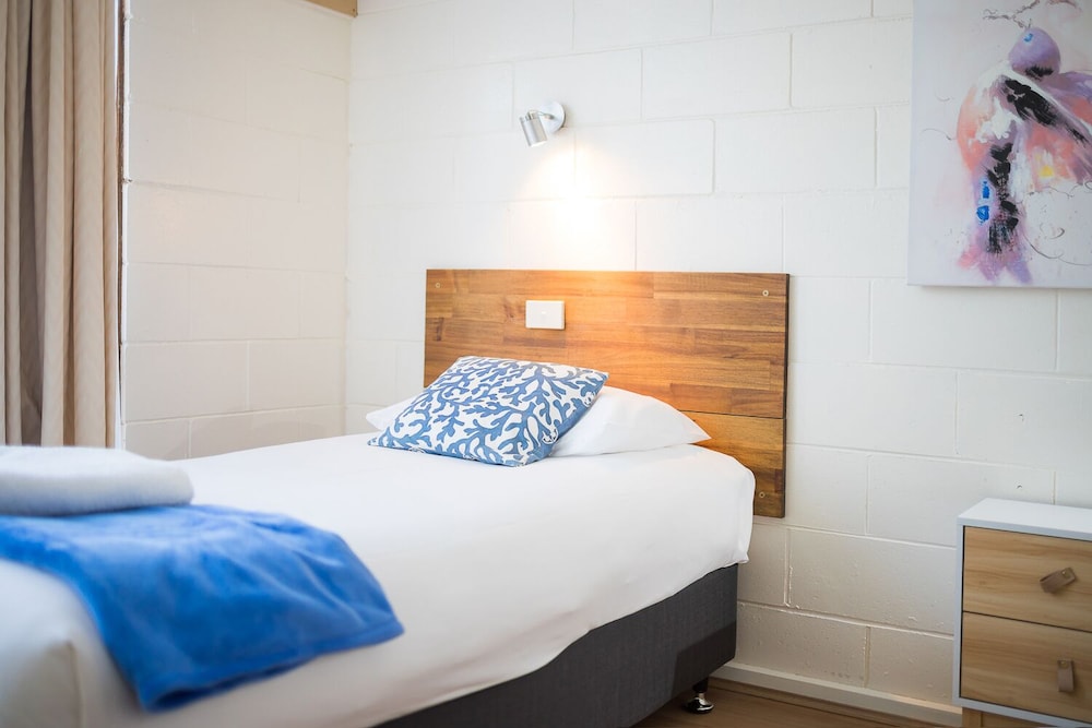 غرفة قياسية بسرير كوين، Plainsman Motel 3/6