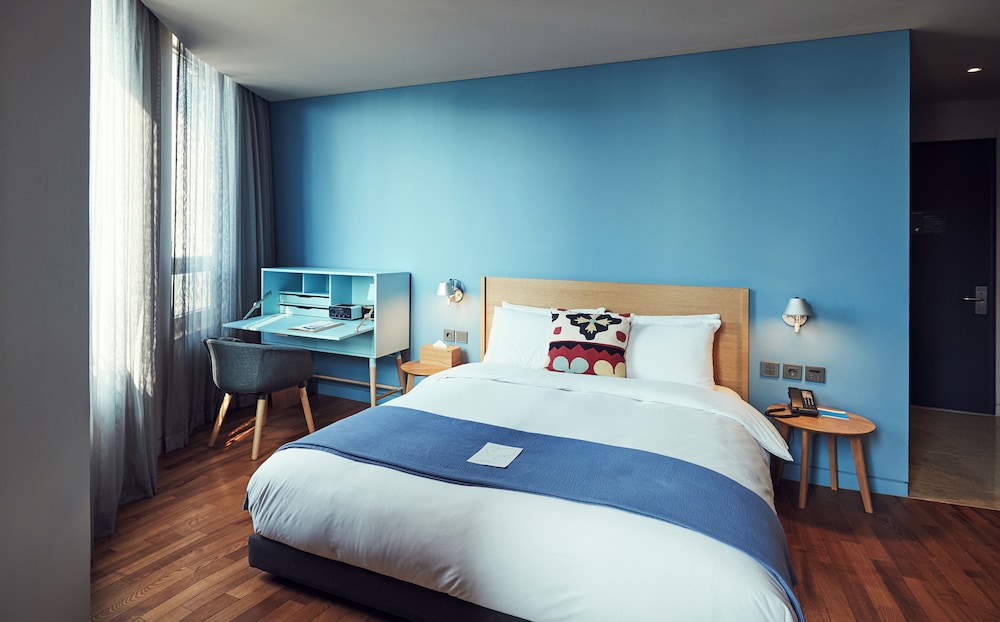 East, Queen Bed, Bathtub