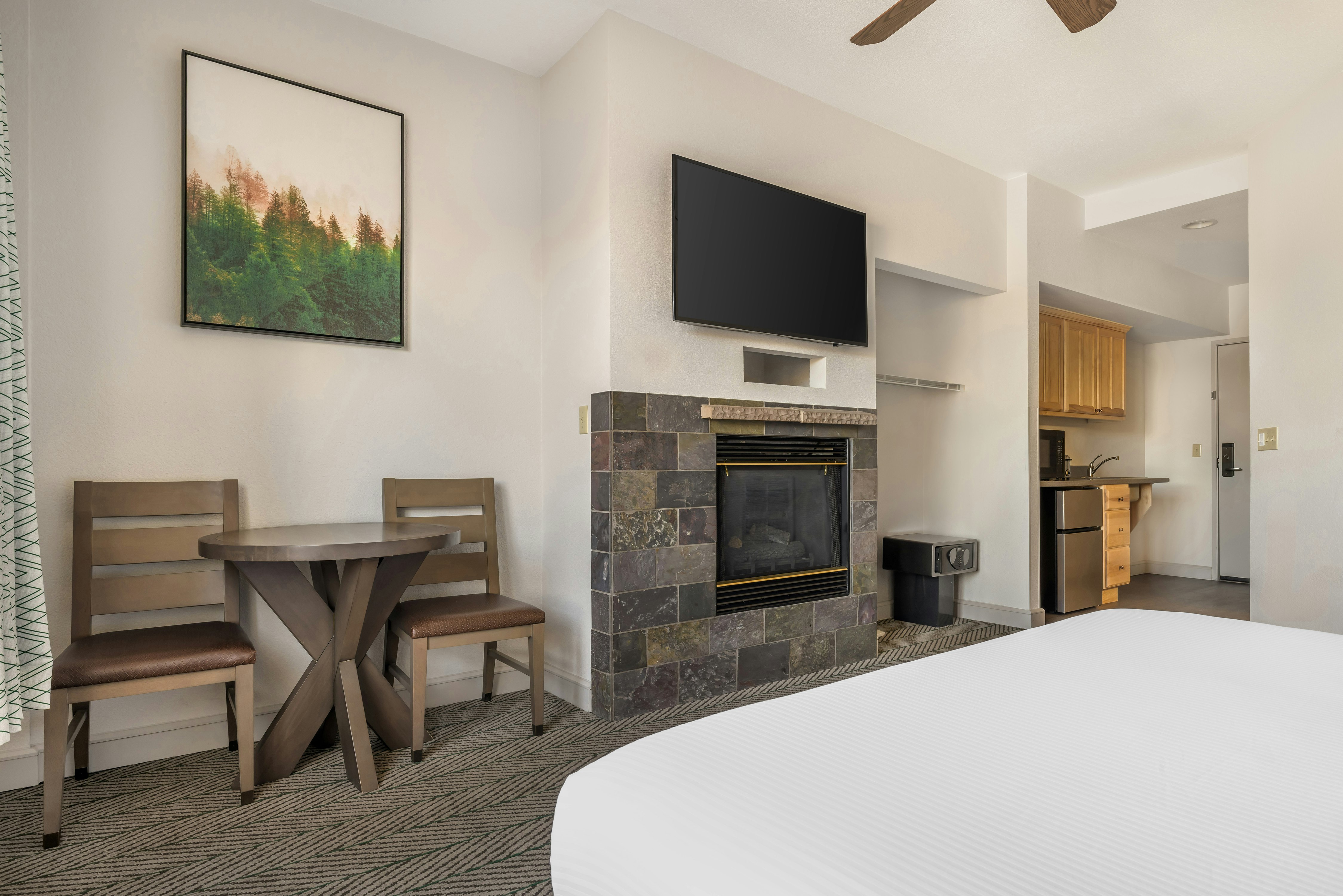 Studio, King Bed, Accessible