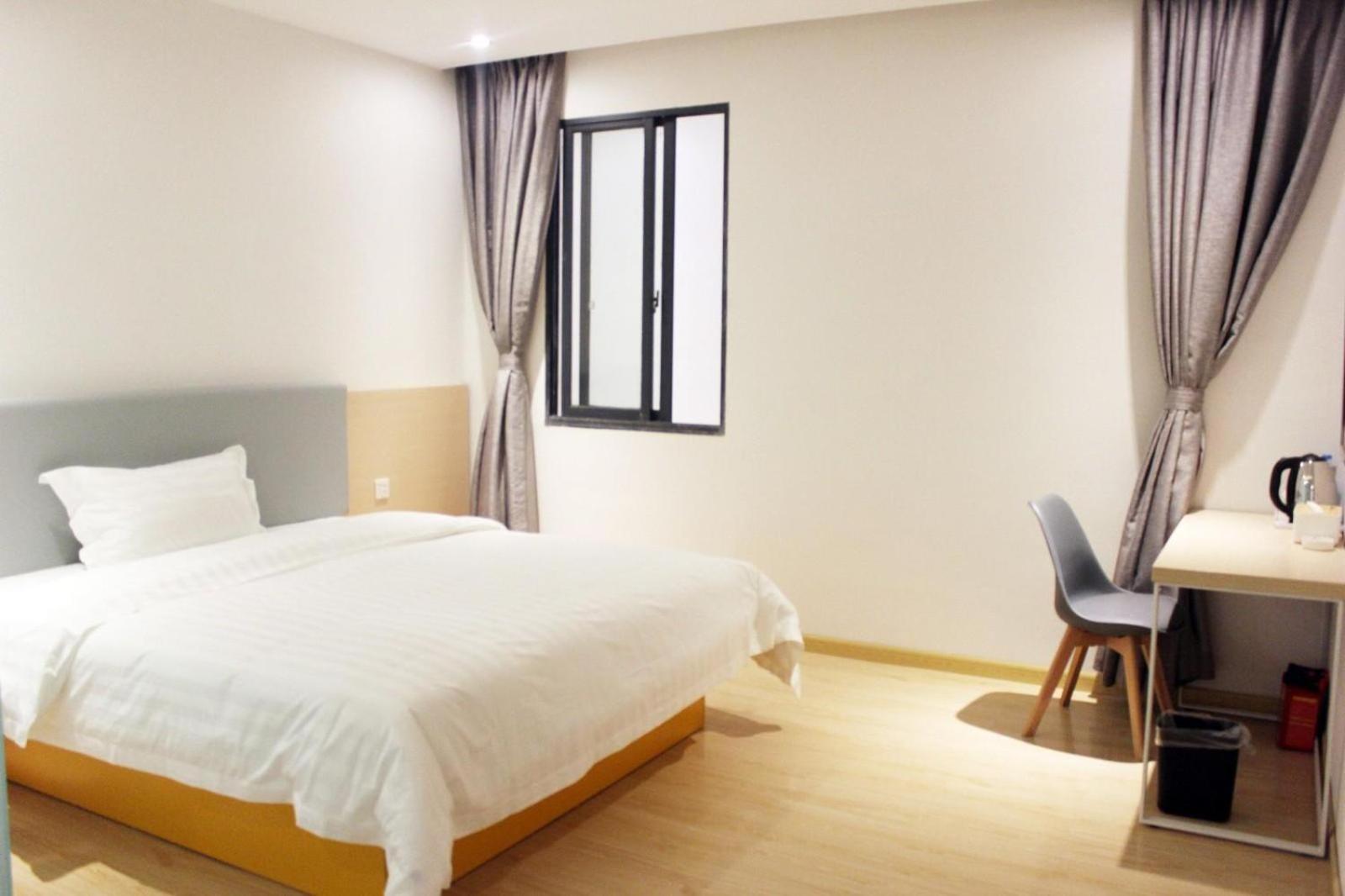 7 Days Inn (Chongqing Longtousi North Square of North Railway Station) 19/32