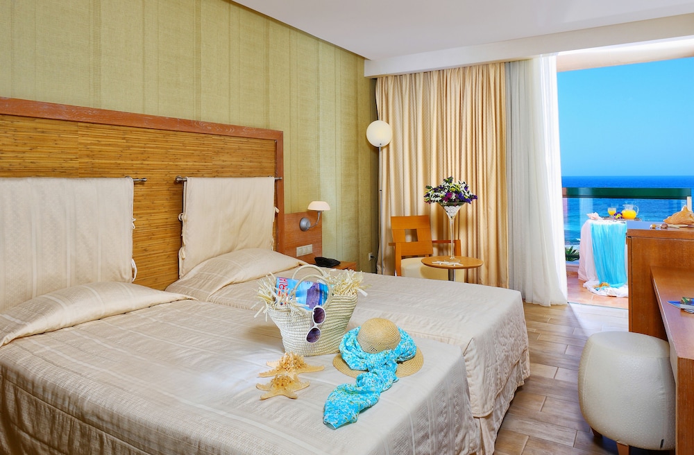Sirens Beach Hotel 30/77