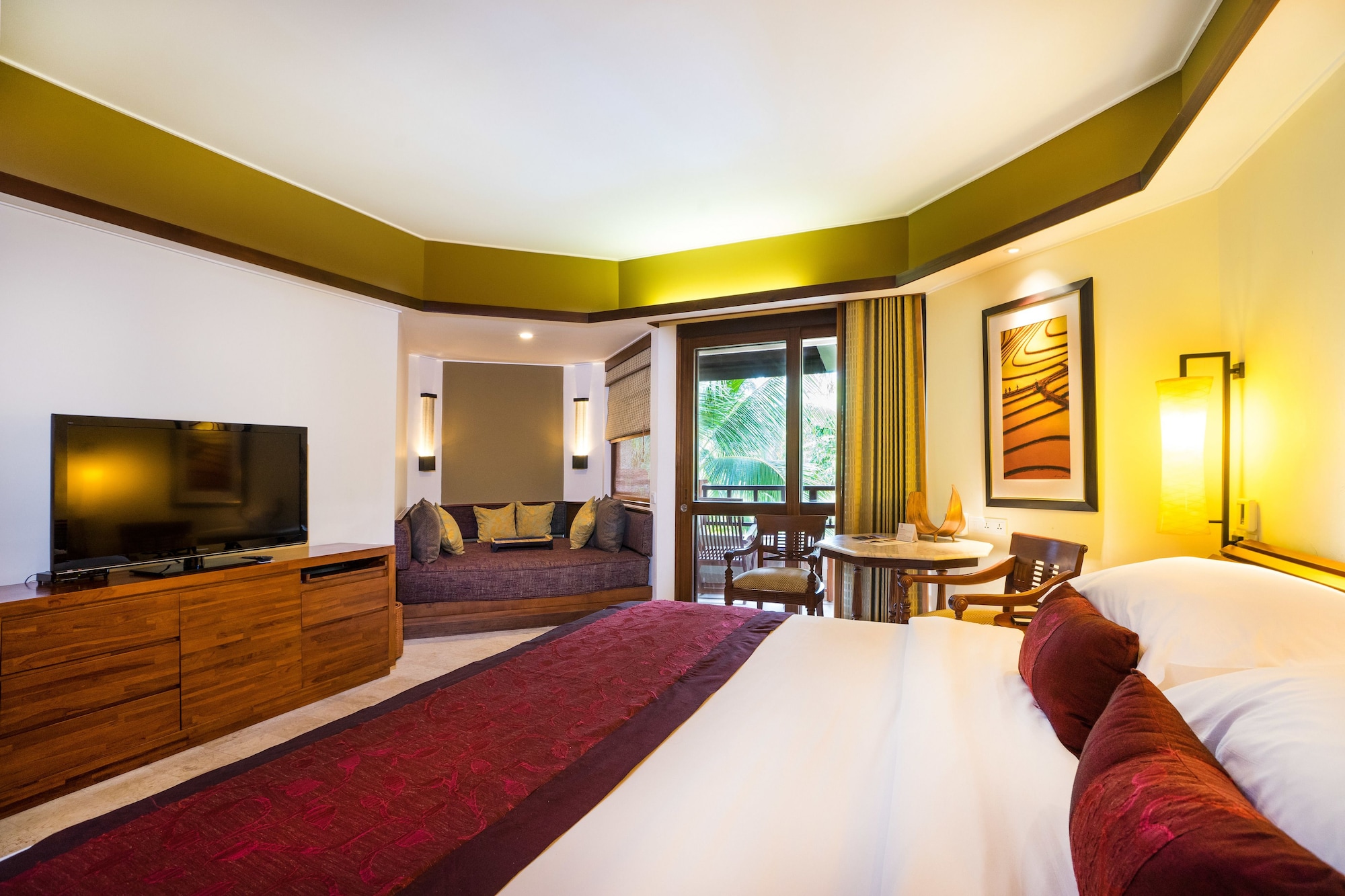 CLUB, KING BED