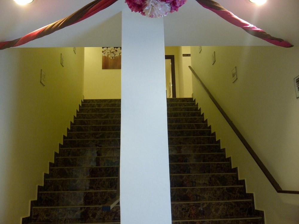 Capital O 90714 Hotel Checkedinn 24/38