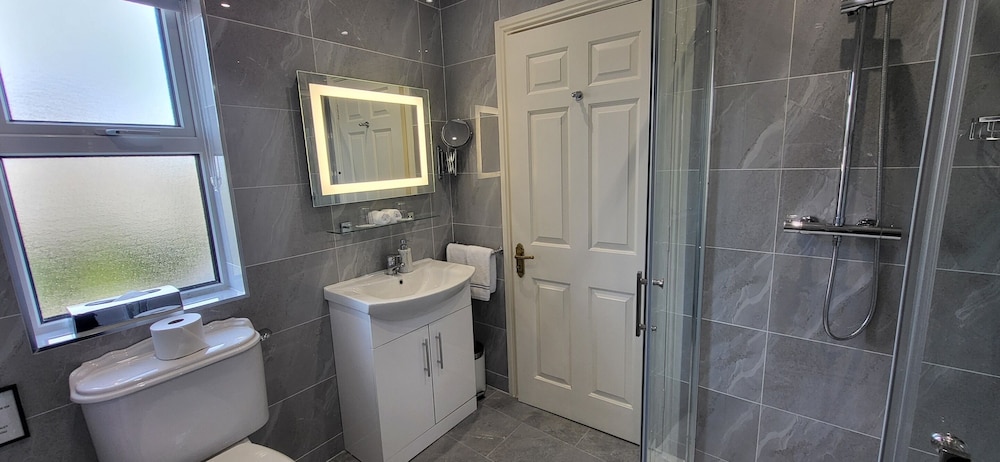 Brook Manor Lodge 32/32