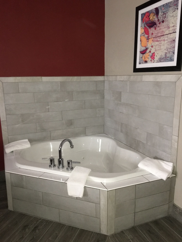 Days Inn & Suites by Wyndham Murfreesboro 10/19