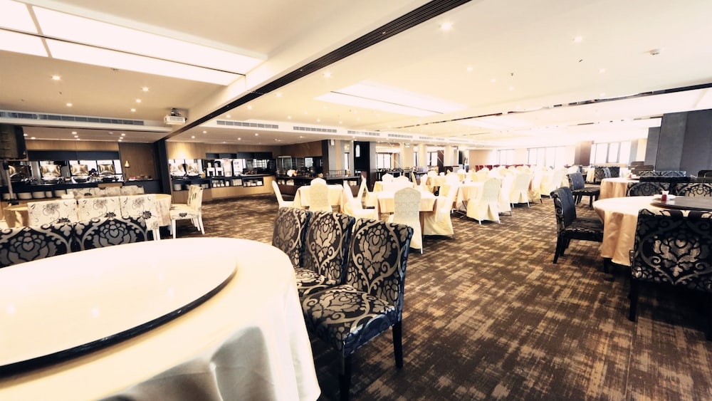 Grand Earl Hotel 34/48