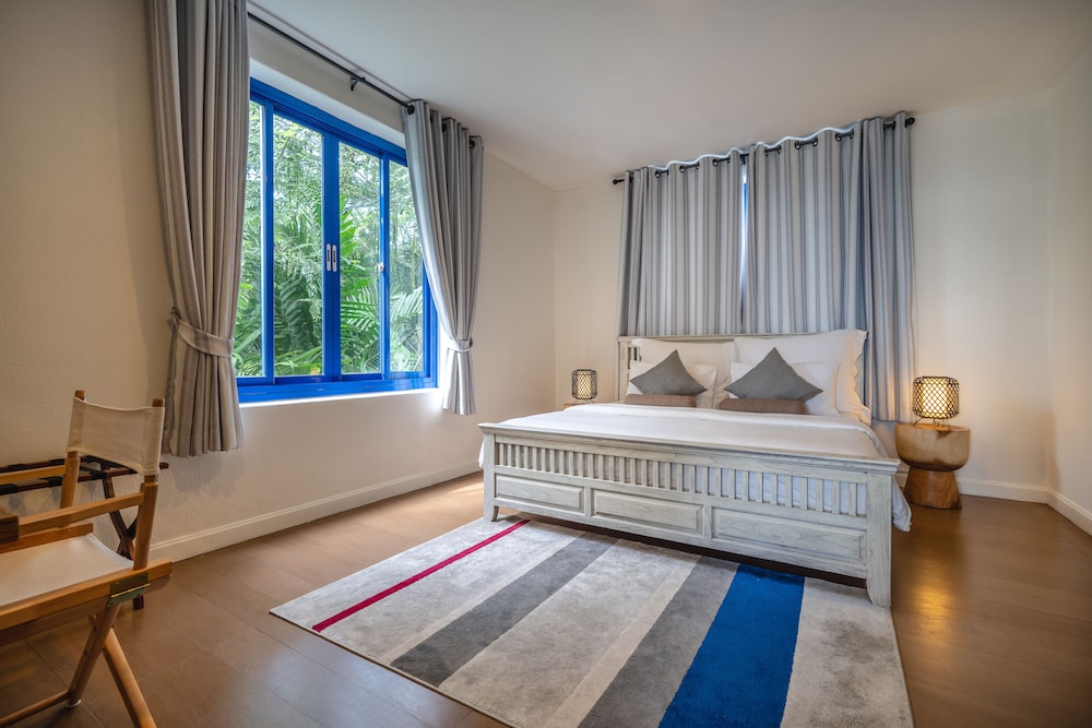 4 BEDROOMS, POOL, VILLA, BEACH FRONT
