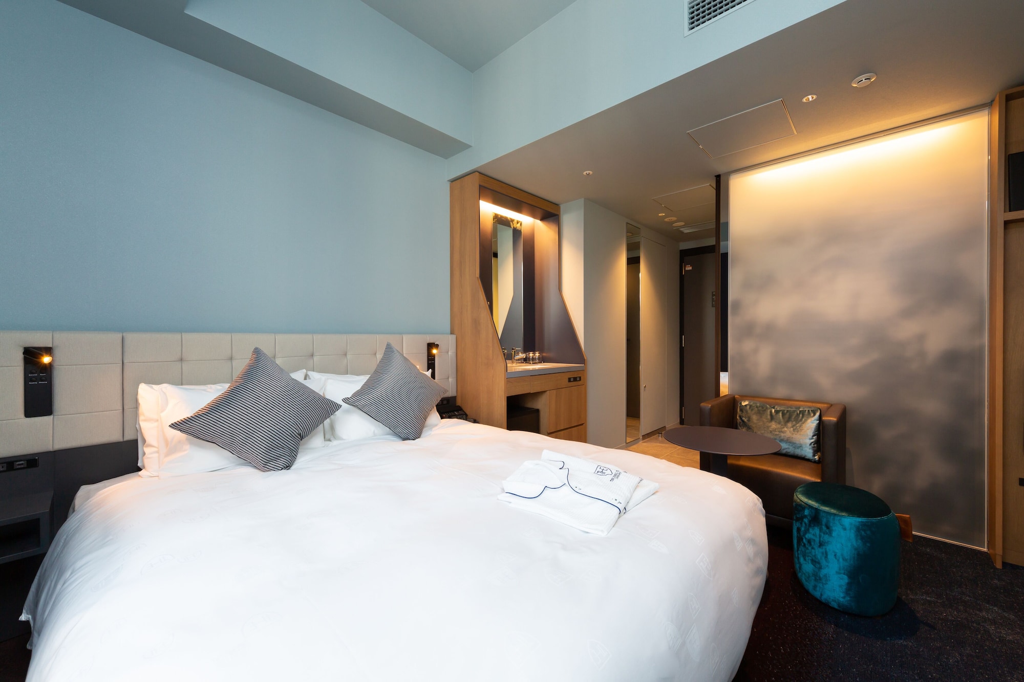 STANDARD, QUEEN BED