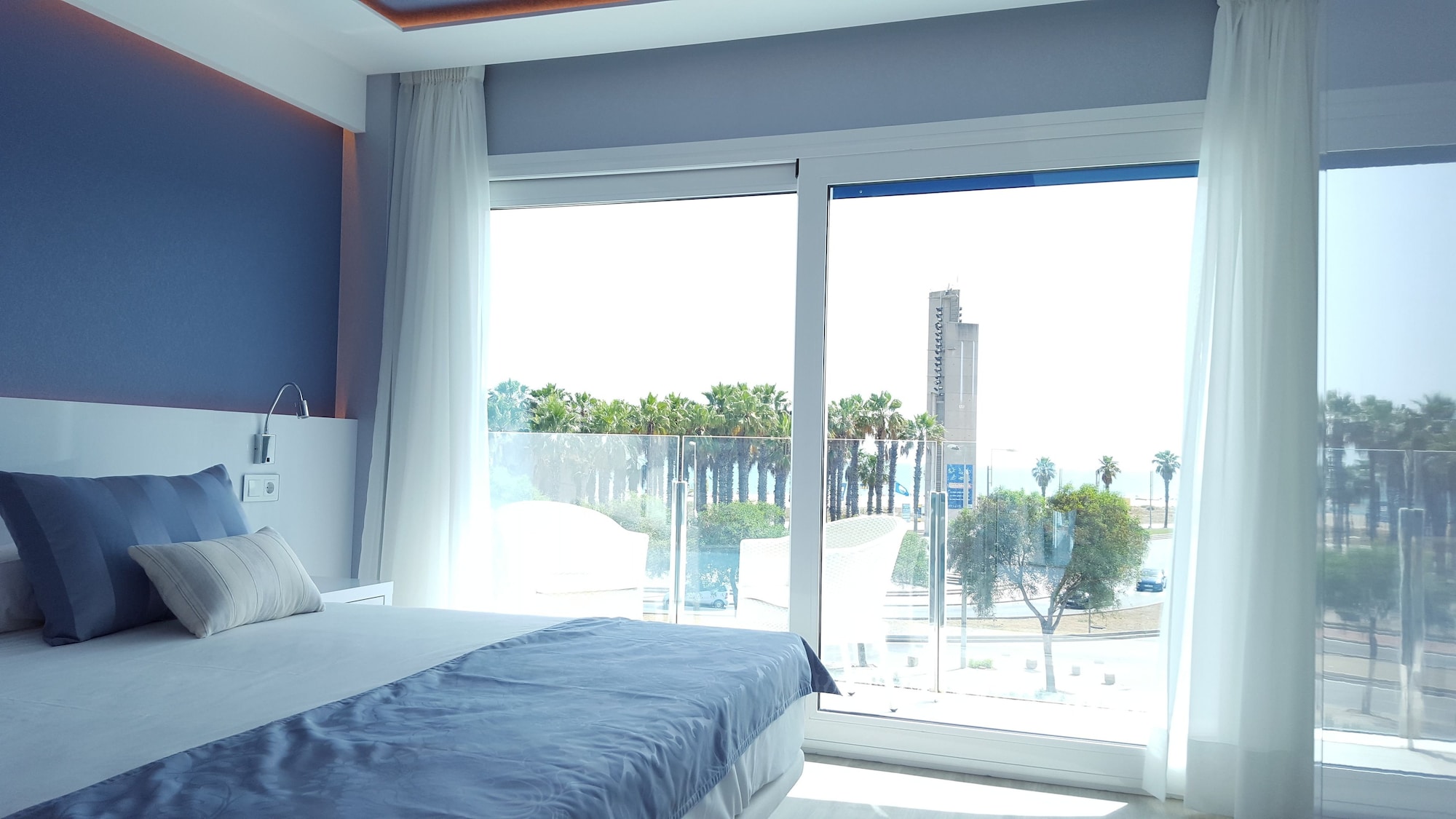 Premier, Queen Bed, Line View