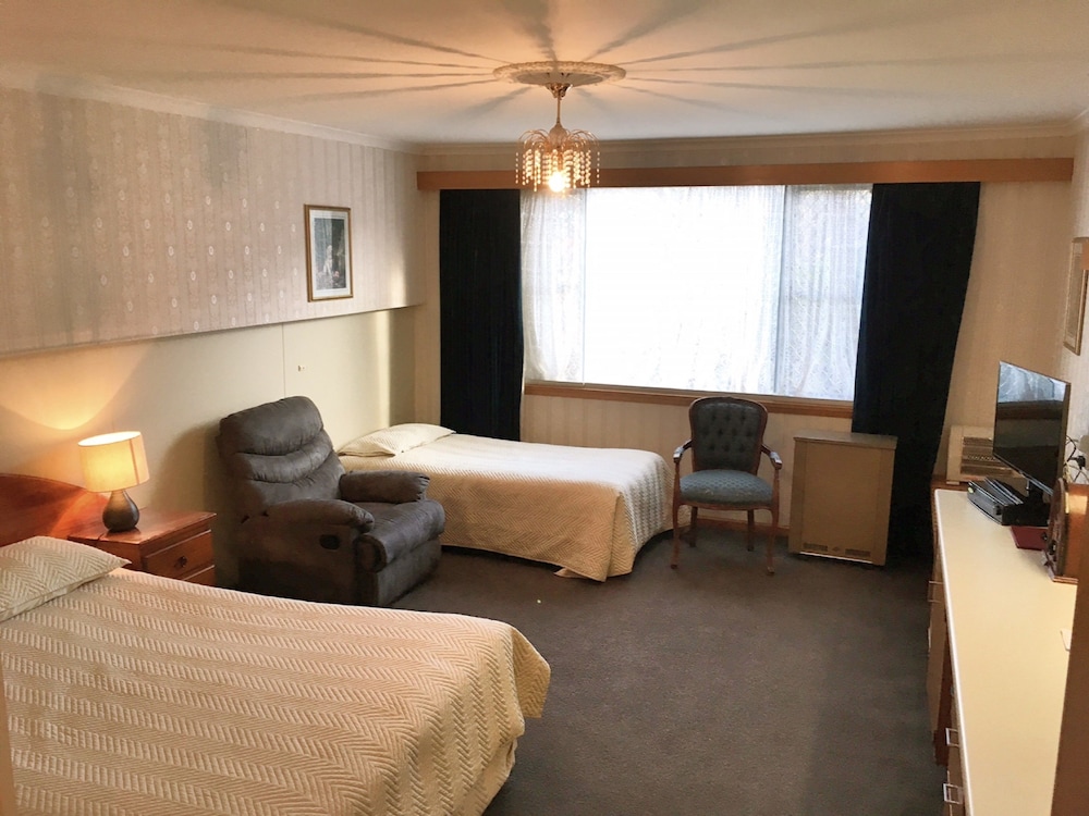 MOTEL MAYFAIR ON CAVELL 22/74