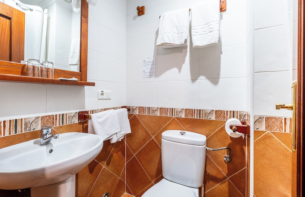 Hostal El Pilar 66/68