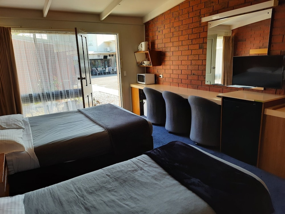 THE ABBOTSWOOD MOTOR INN 16/36