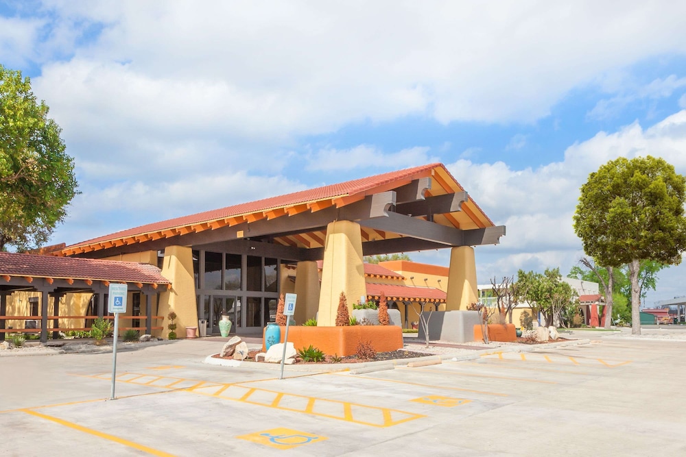 Days Inn By Wyndham Uvalde 2/16