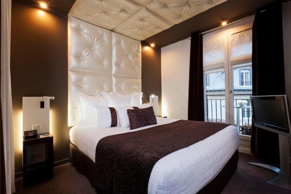 DELUXE, DOUBLE OR TWIN BED