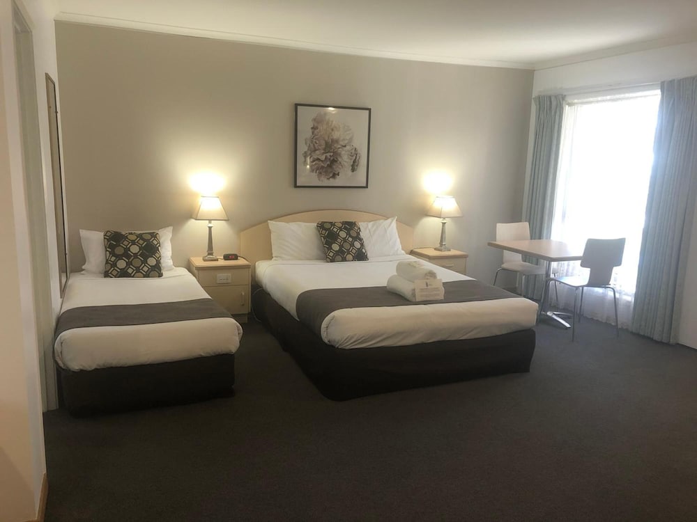 Capricorn Motor Inn 9/55