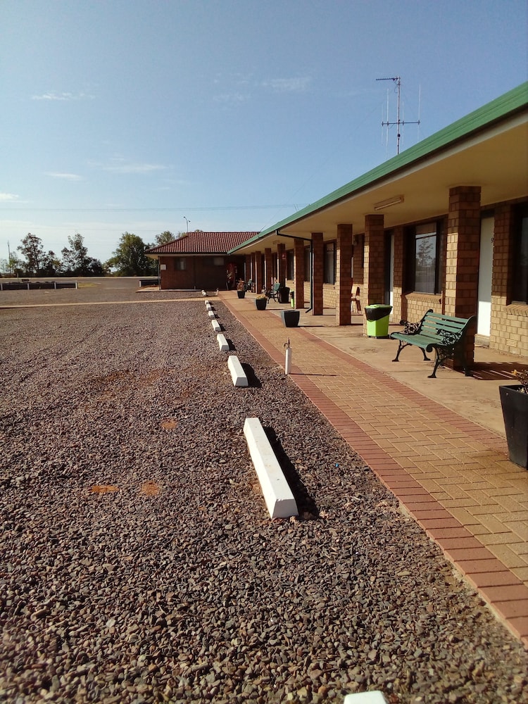 AIRPORT WHYALLA MOTEL 52/58