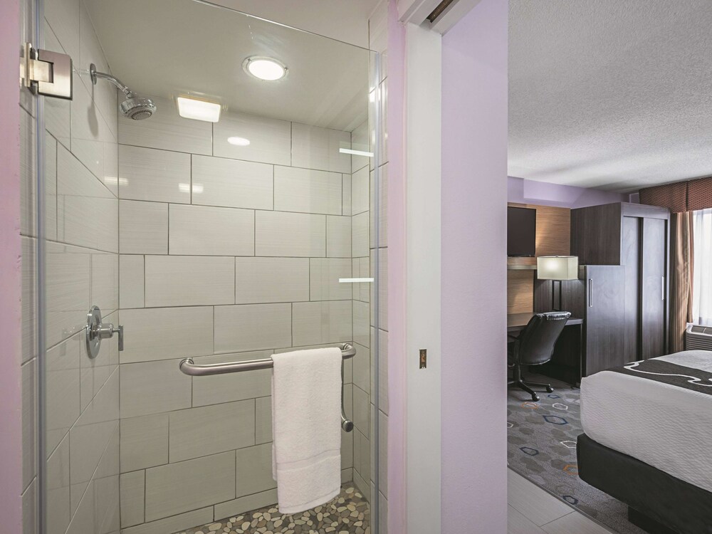 La Quinta Inn & Suites by Wyndham Minneapolis Northwest 38/39