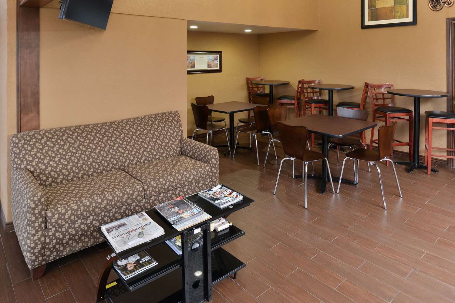 Quality Inn Gonzales, TX 24/31