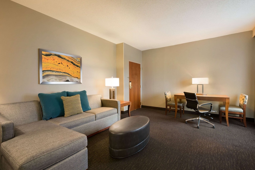 Embassy Suites by Hilton Franklin Cool Springs 40/75