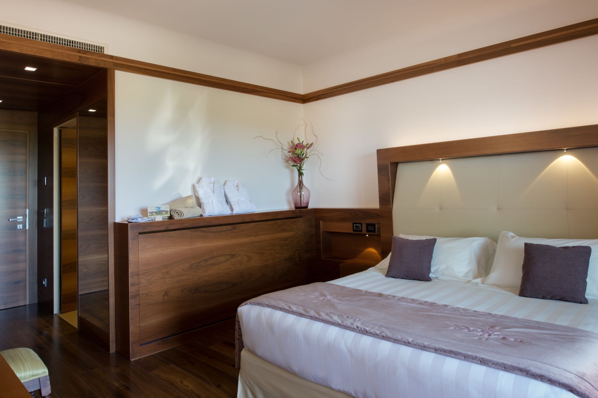 DELUXE, DOUBLE OR TWIN BED