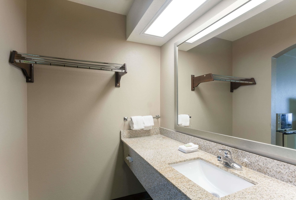 Super 8 By Wyndham Clarksville Northeast 11/21