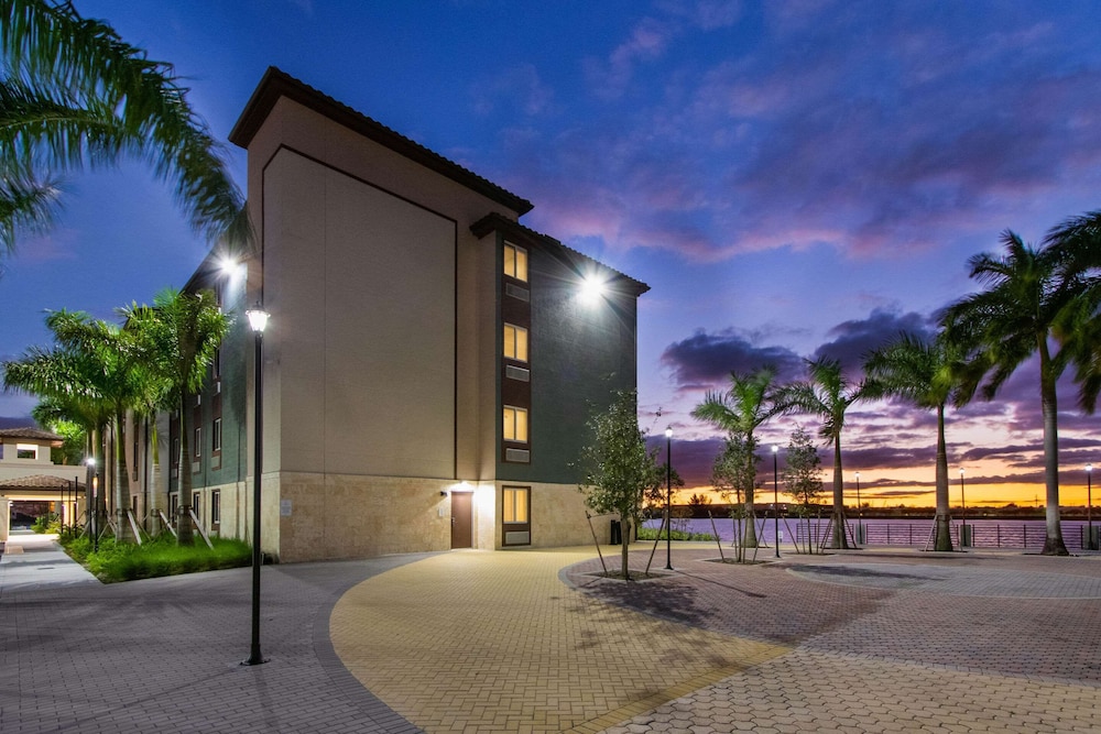 WoodSpring Suites Miramar 8/37