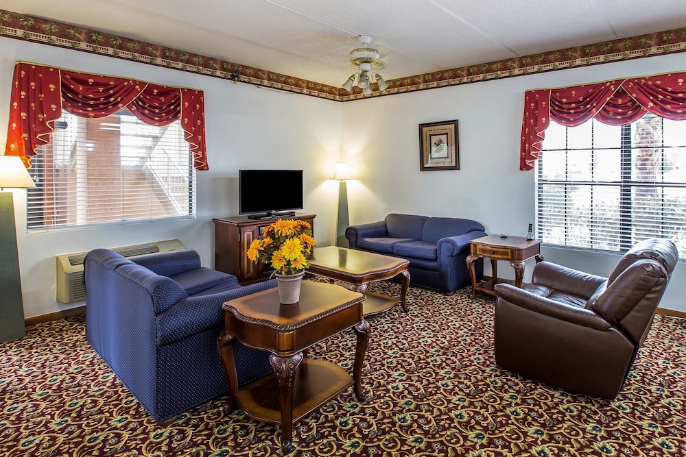 Econo Lodge Inn & Suites Albany North 31/41